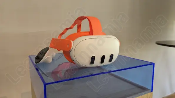 4.빈 벽 앞의 파란색 플라스틱 받침대 위에 놓인 주황색 메타 퀘스트 3_