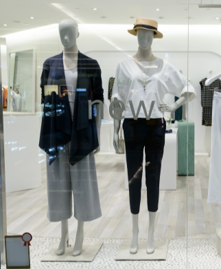 마네킹이 옷을 입고 있는 사진