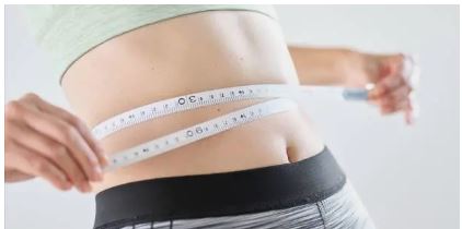 줄자로 허리둘레 재는 모습