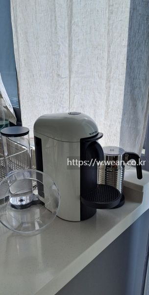 네스프레소 머신이 놓여있어요.