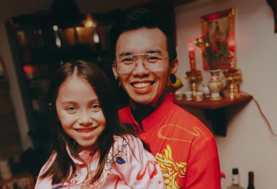 직계비속인-아버지와-딸이-사진을-찍고-있다