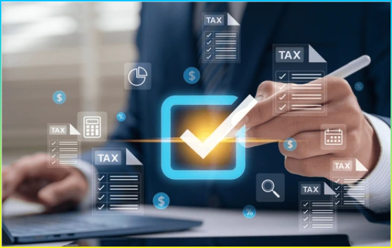 전문 사업가가 디지털 화면에서 스타일러스를 사용하여 세무 체크리스트를 승인하고, 재무 문서를 관리하고, 세무 신고의 정확성을 검증하고, 전자 신고 기간 동안 규정 준수를 보장.