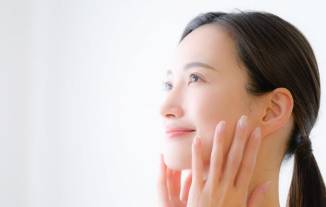 피부를 만지는 여성