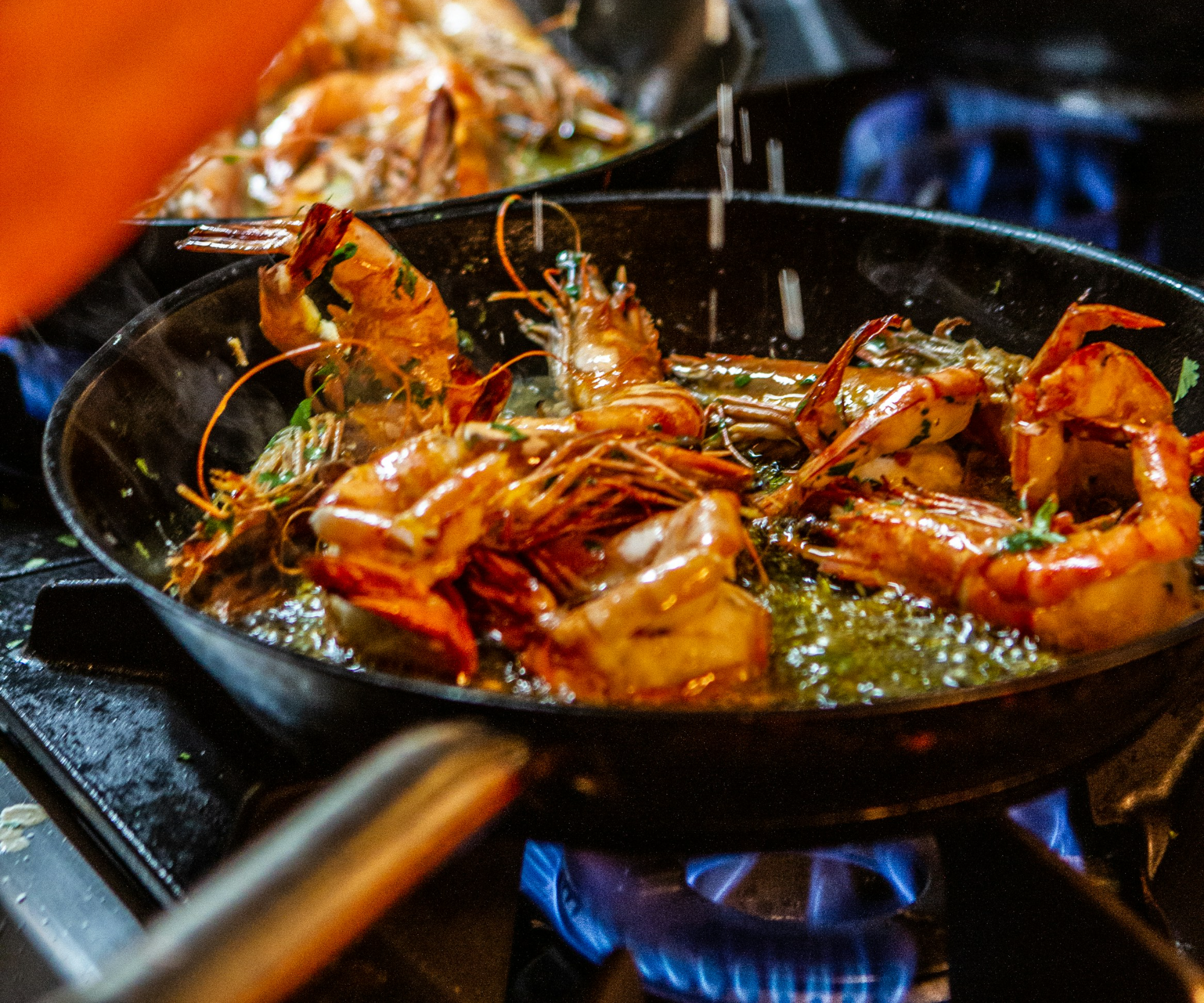 새우를 불로 가열해서 요리하는 모습