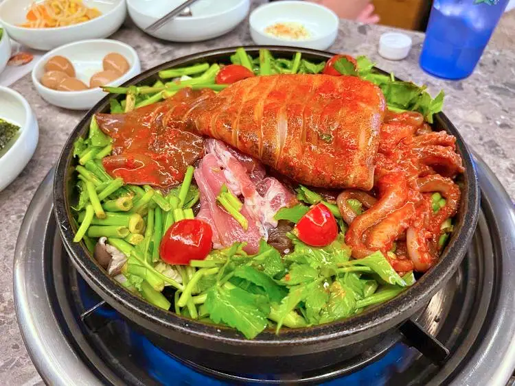 줄서는식당 최준 김해준 추천 화끈한 맛을 자랑하는 불오징어 불고기, 난로구이 곱창 오징어 전골 맛있는 식당 신당역 신당동 맛집 소개