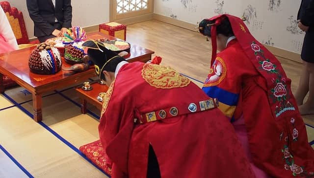 한국 전통 혼례 vs 현대 결혼식 &ndash; 어떻게 변해왔을까?