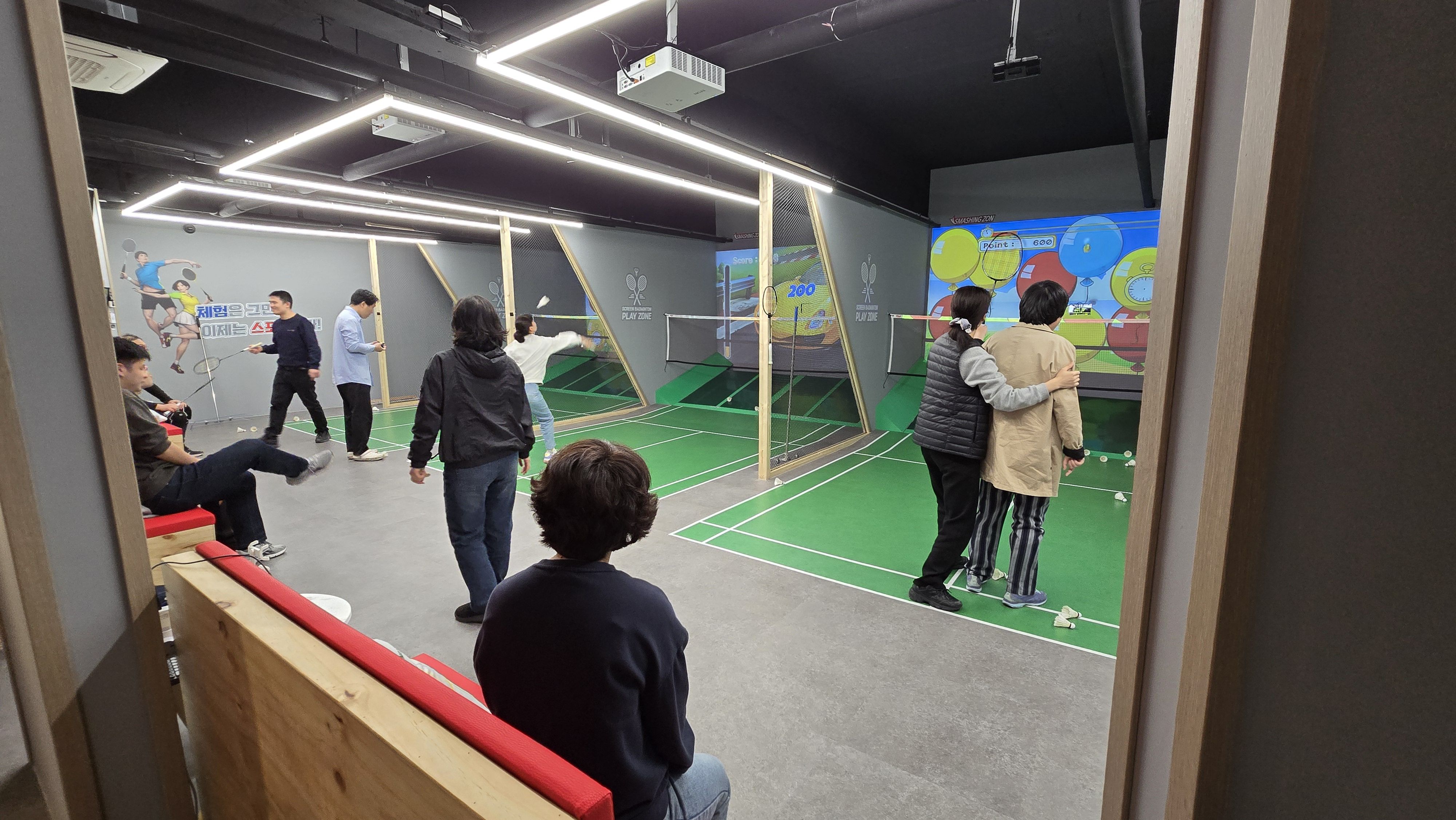 전북 인근 복지관 발달장애인 주간활동서비스로 스크린 배드민턴을 즐기는 장면