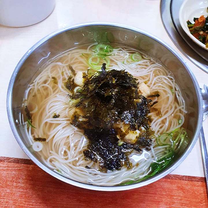 그리움을 달래는 온기 아낌없는 정성 한 그릇 잔치국수 비빔국수 칼국수 춘천 명동 중앙시장 맛집 추천 생방송투데이 인생 분식