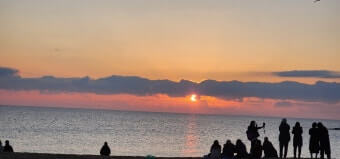 바닷가 위의 해돋이 모습