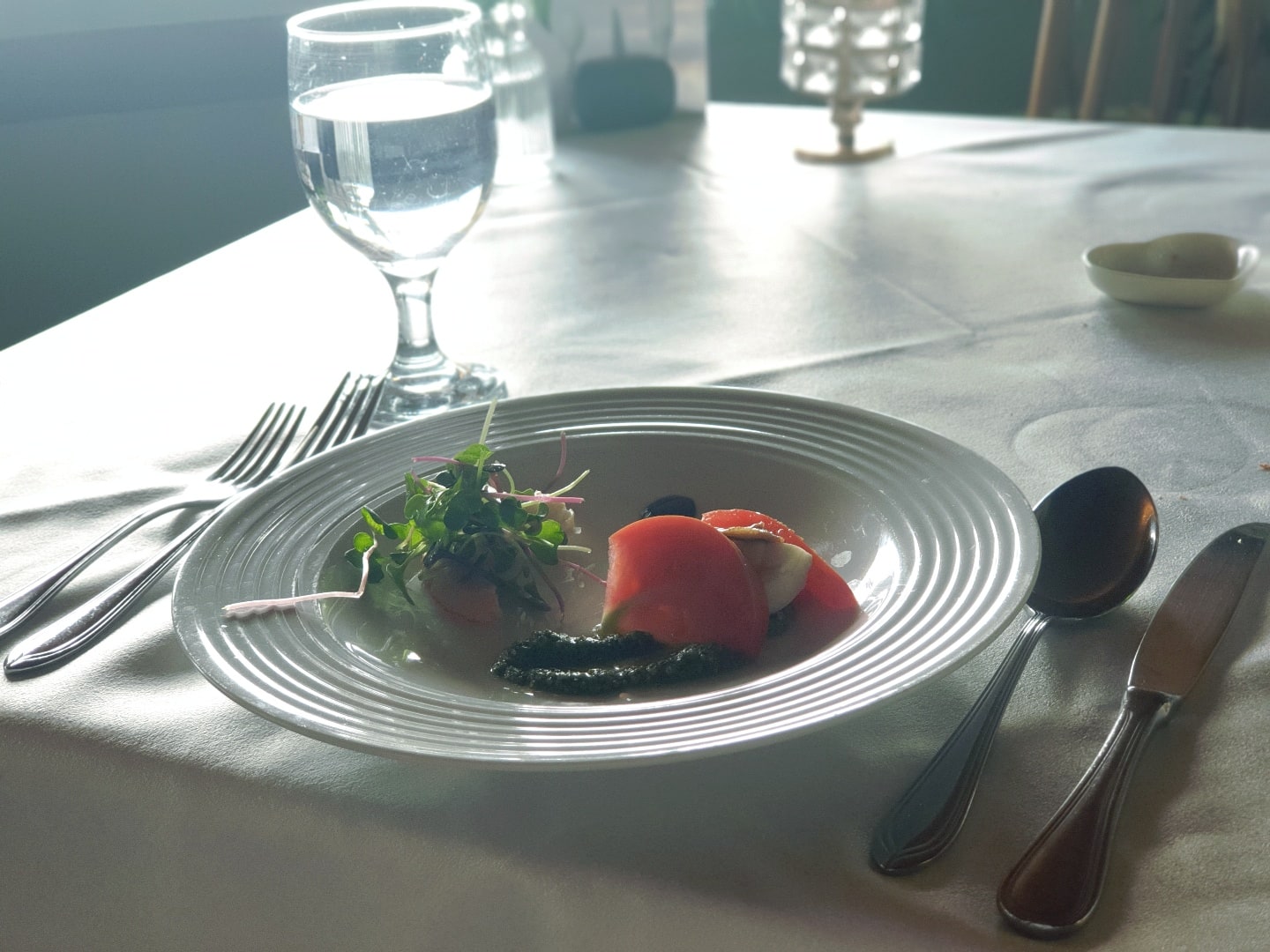 에피타이저-토마토-카프레제