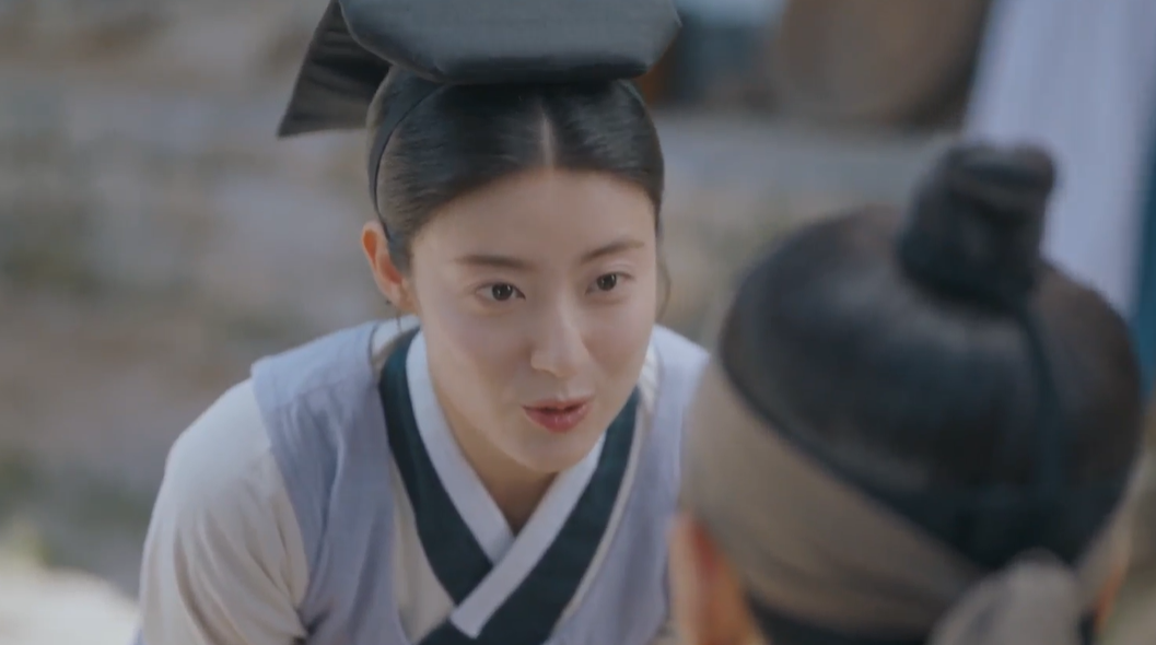 혜민서 의녀복을 입은 은조. 병자를 진료하는 장면