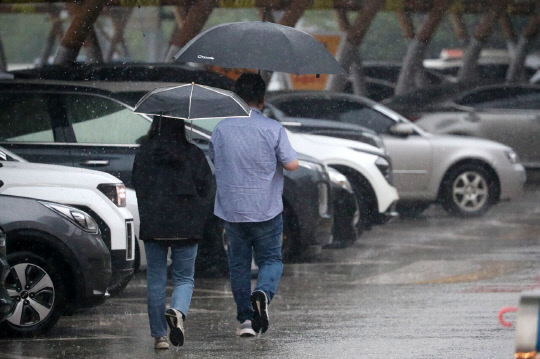 비오는날 우산쓰고 걸어가는 남 과 여 사진