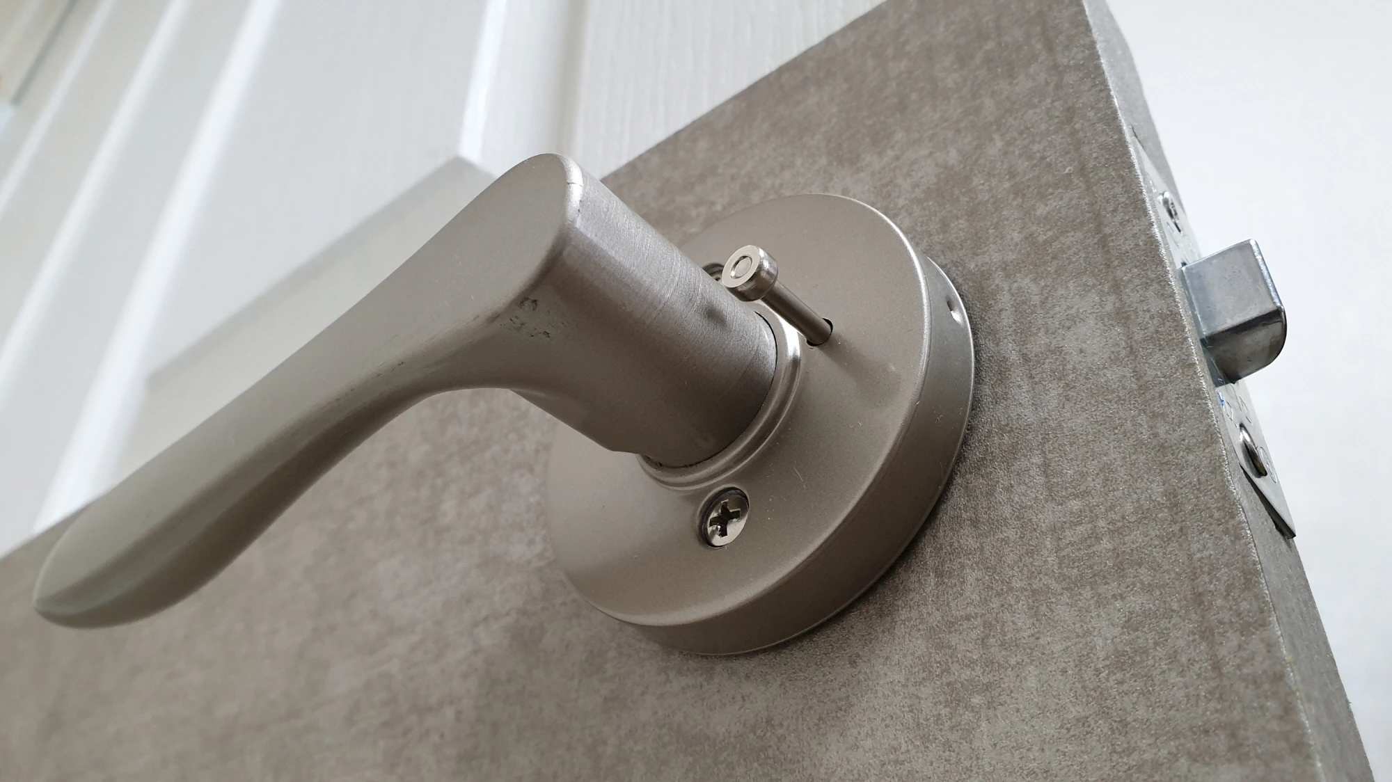 방문 손잡이 잠금장치 끼운 모습