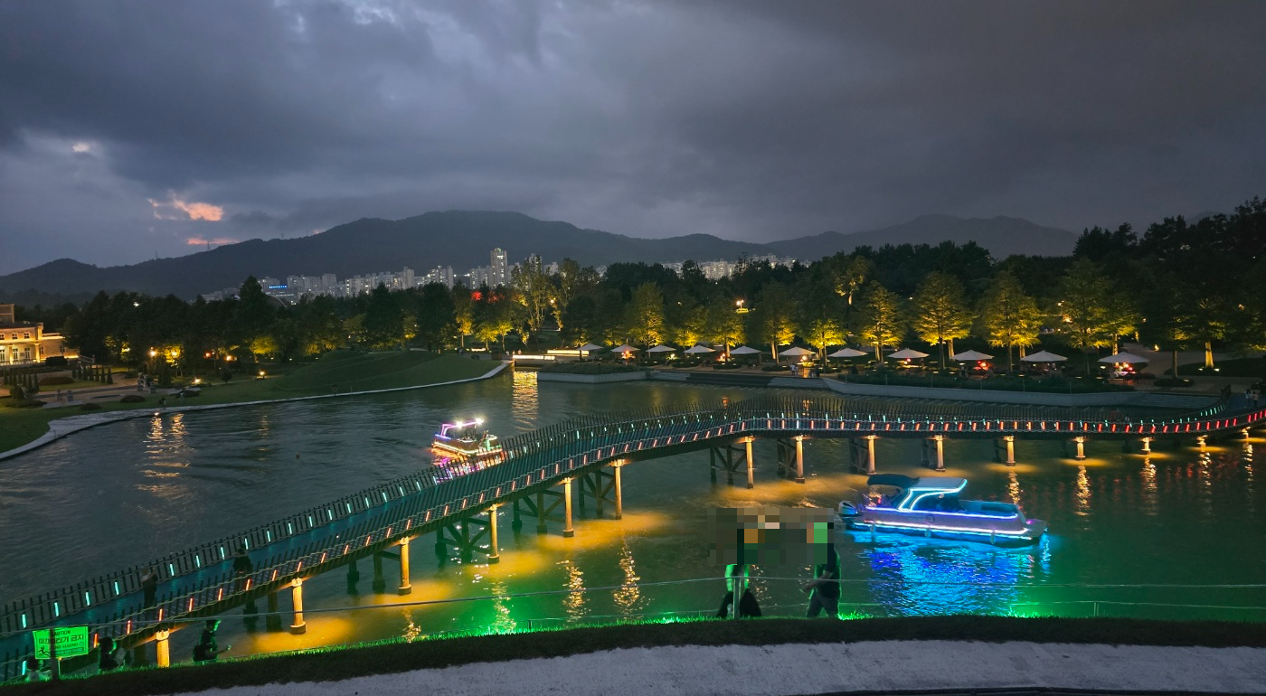 언덕에서 바라본 호수 야경