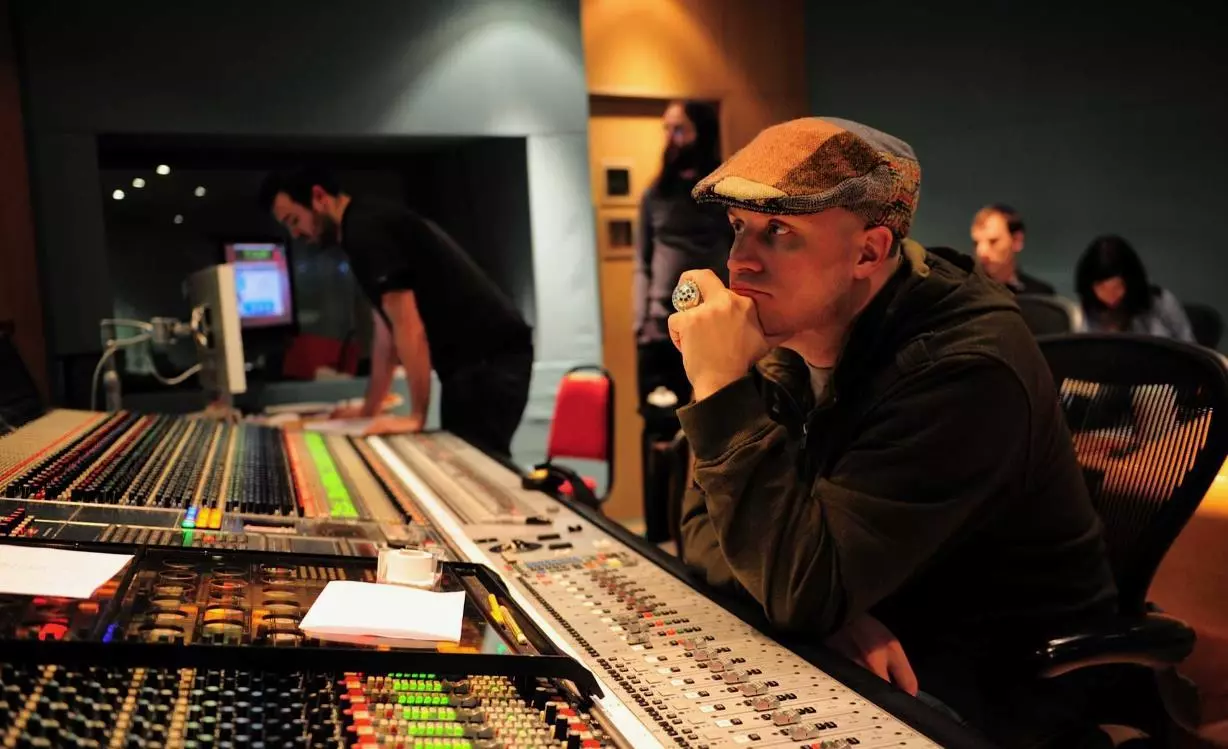 영화음악을 제작하는 중의 사진