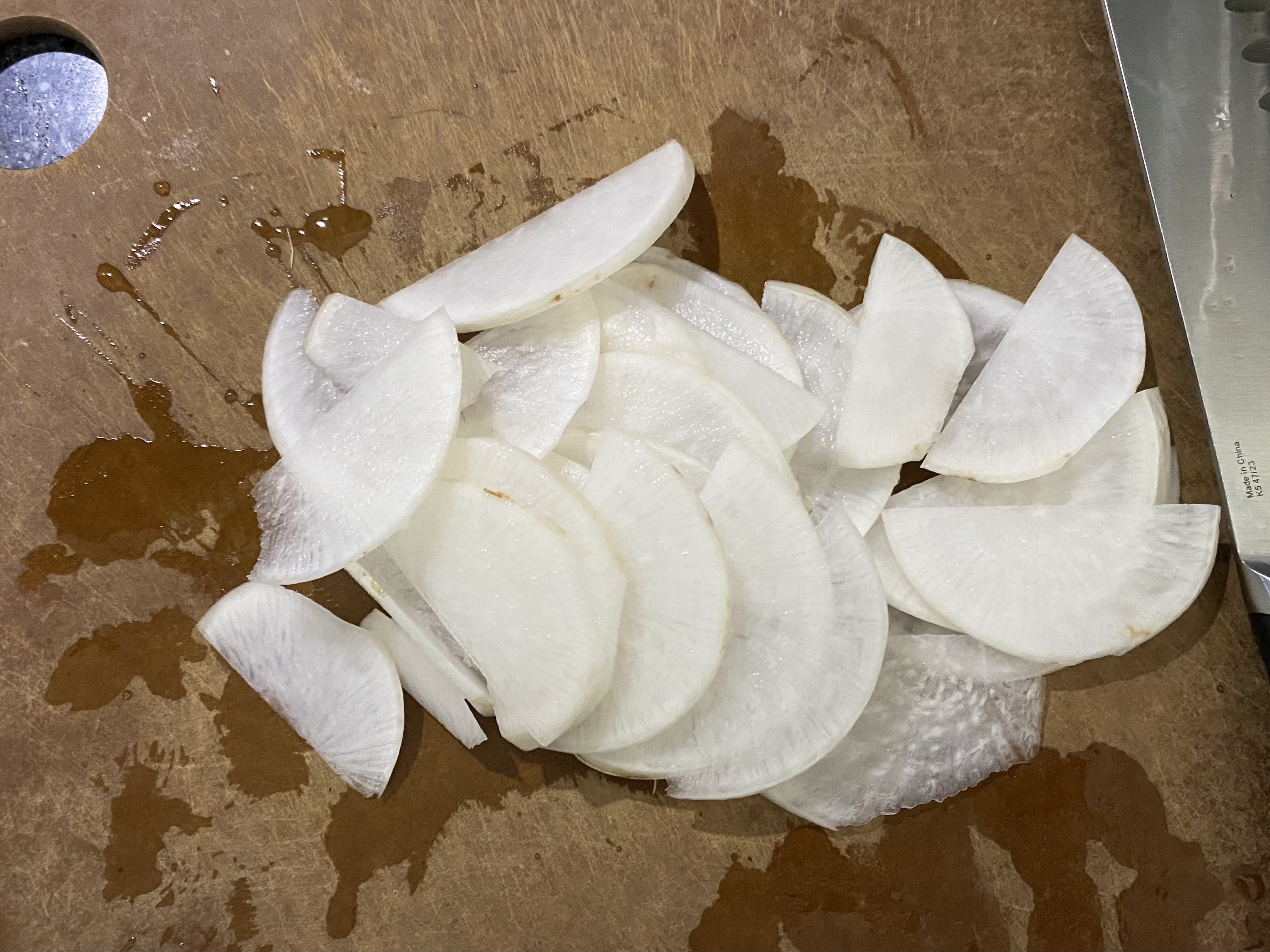 도마에 무를 얇게 자른모습사진