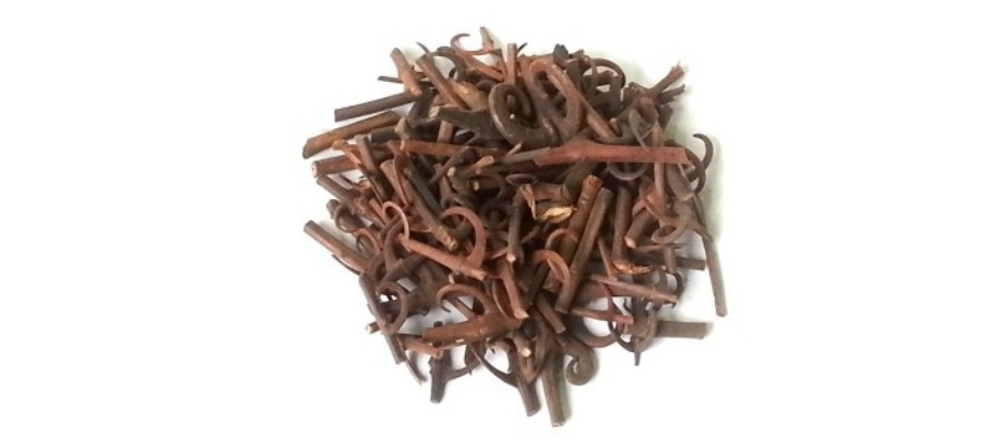 야생에서 채취를 한 조구등 나무의 줄기인 조구등을 잘 세척한 후에 잘게 썰어서 하얀 바닥 위에 수북하게 쌓아두고 찍은 사진