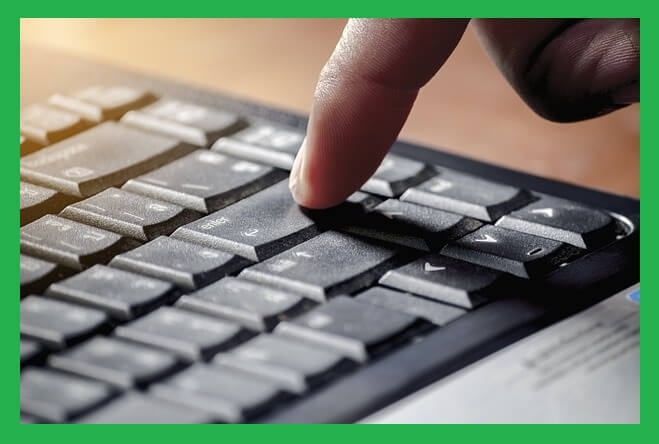 키보드-누르는-손가락