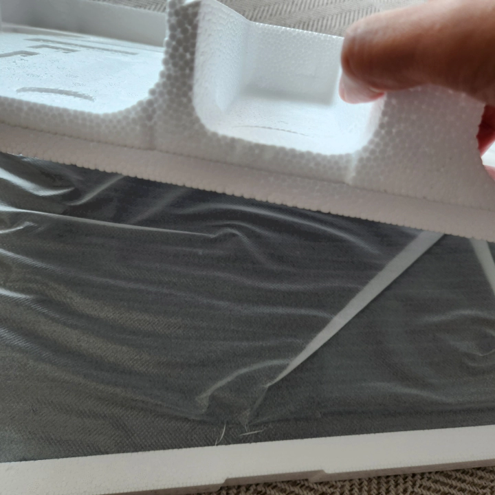 알파스캔 27인치 AOC 모니터 패키지. 모니터 본체