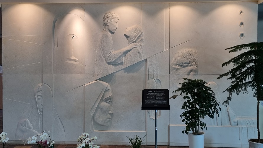 전농동성당 성모칠고 부조 작품