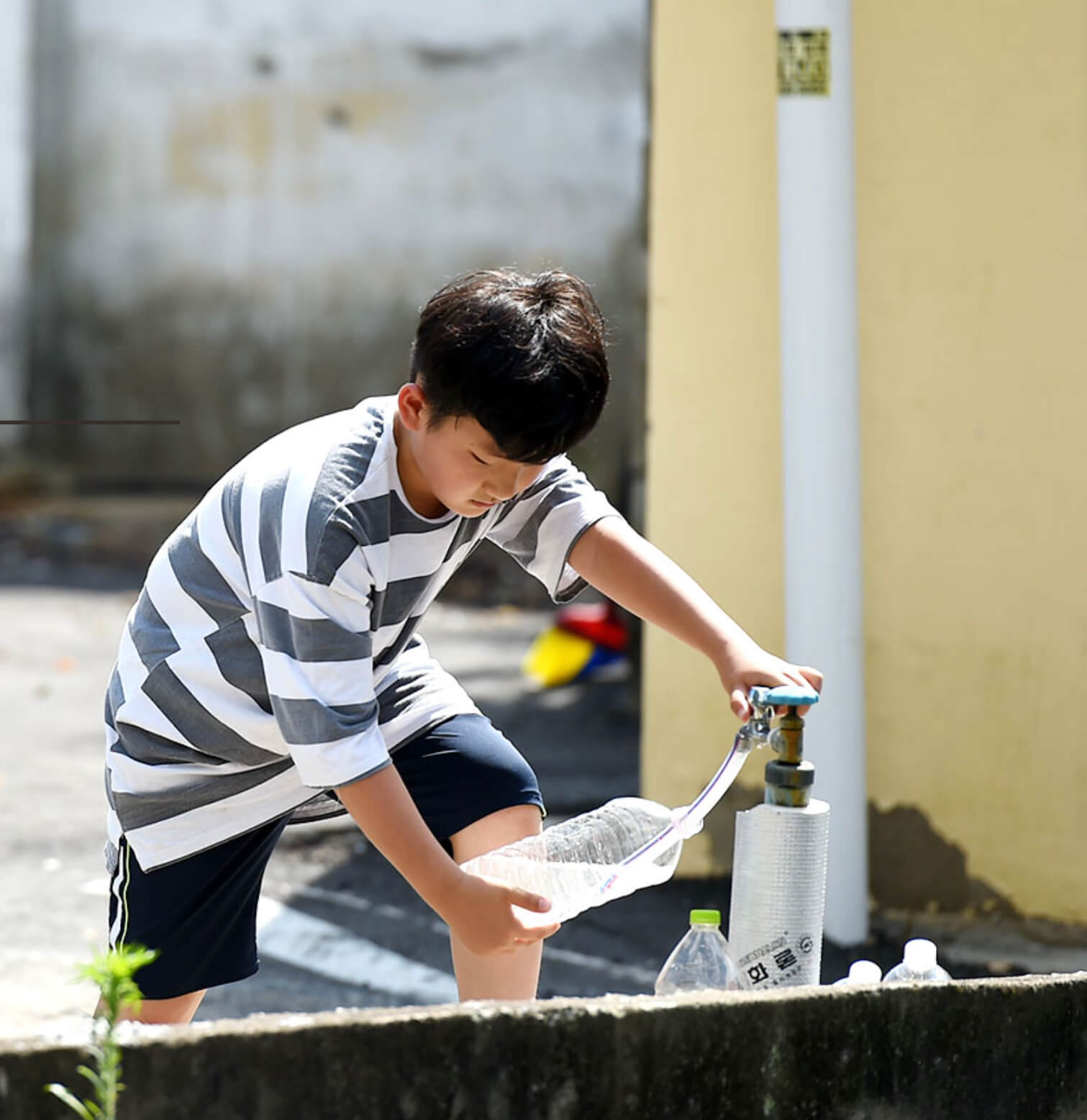 물을 긷고 있는 승우