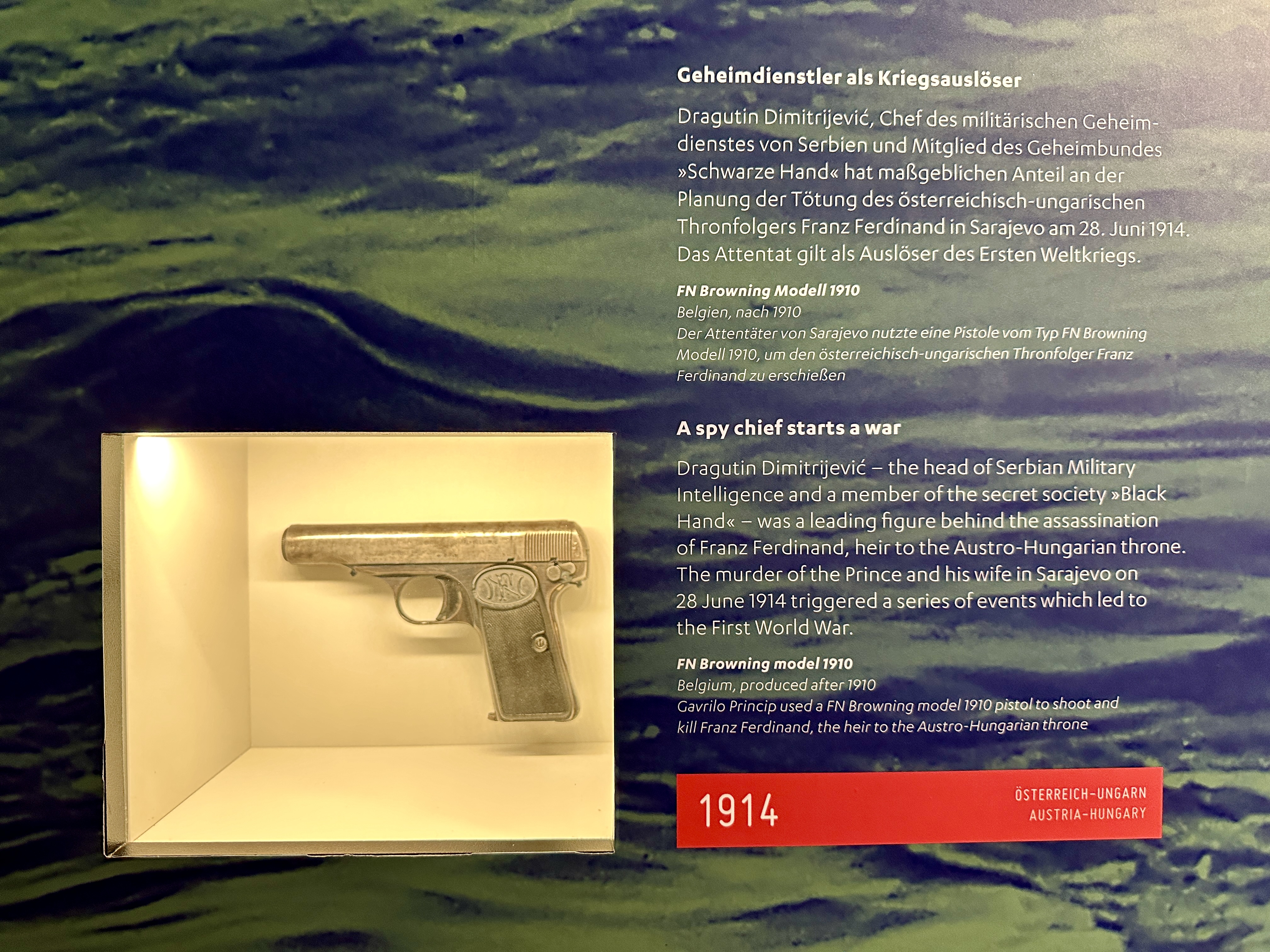 스파이 사용 권총