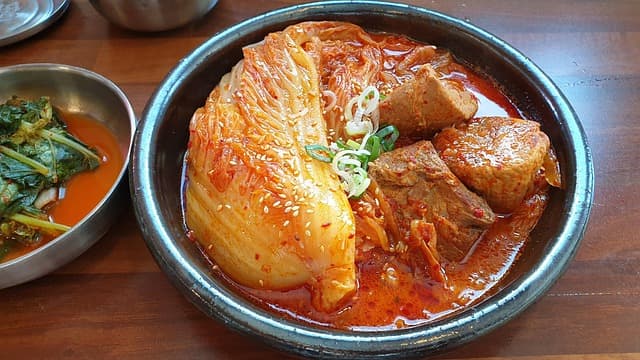 한 숟가락의 위로, 돼지고기 김치찌개 맛있게 끓이는 법 ❘ 깊고 얼큰한 황금 레시피
