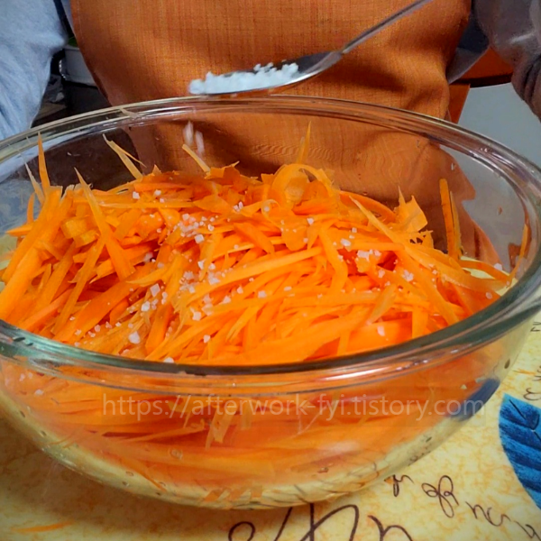 당근라페 만드는 법 : 소금에 절이기