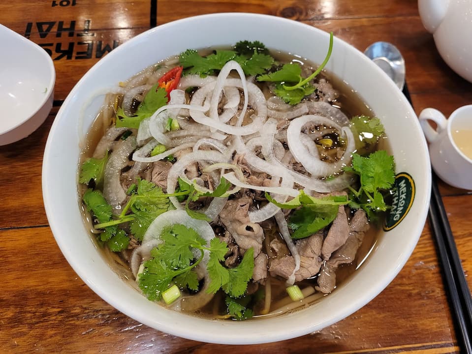 고수와 채소가 쌀국수에 들어 있는 모습