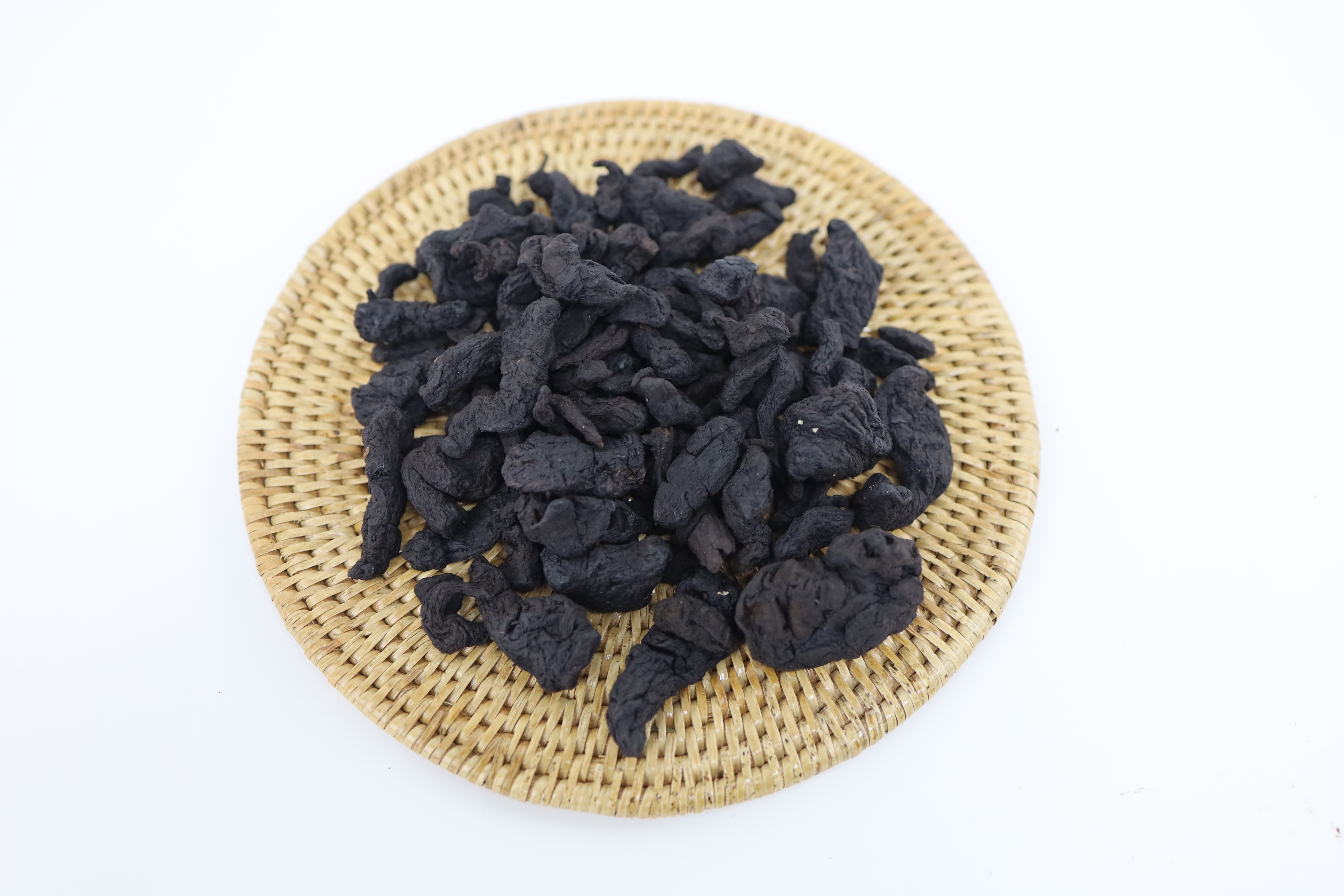 야생에서 채취를 한 지황 나무의 뿌리를 깨끗이 세척을 하여 9번 찌고&#44; 9번 말려서 만든 숙지황을 대나무로 만든 동그란 깔판 위에 수북하게 쌓아 두고&#44; 위에서 확대하여 찍은 사진