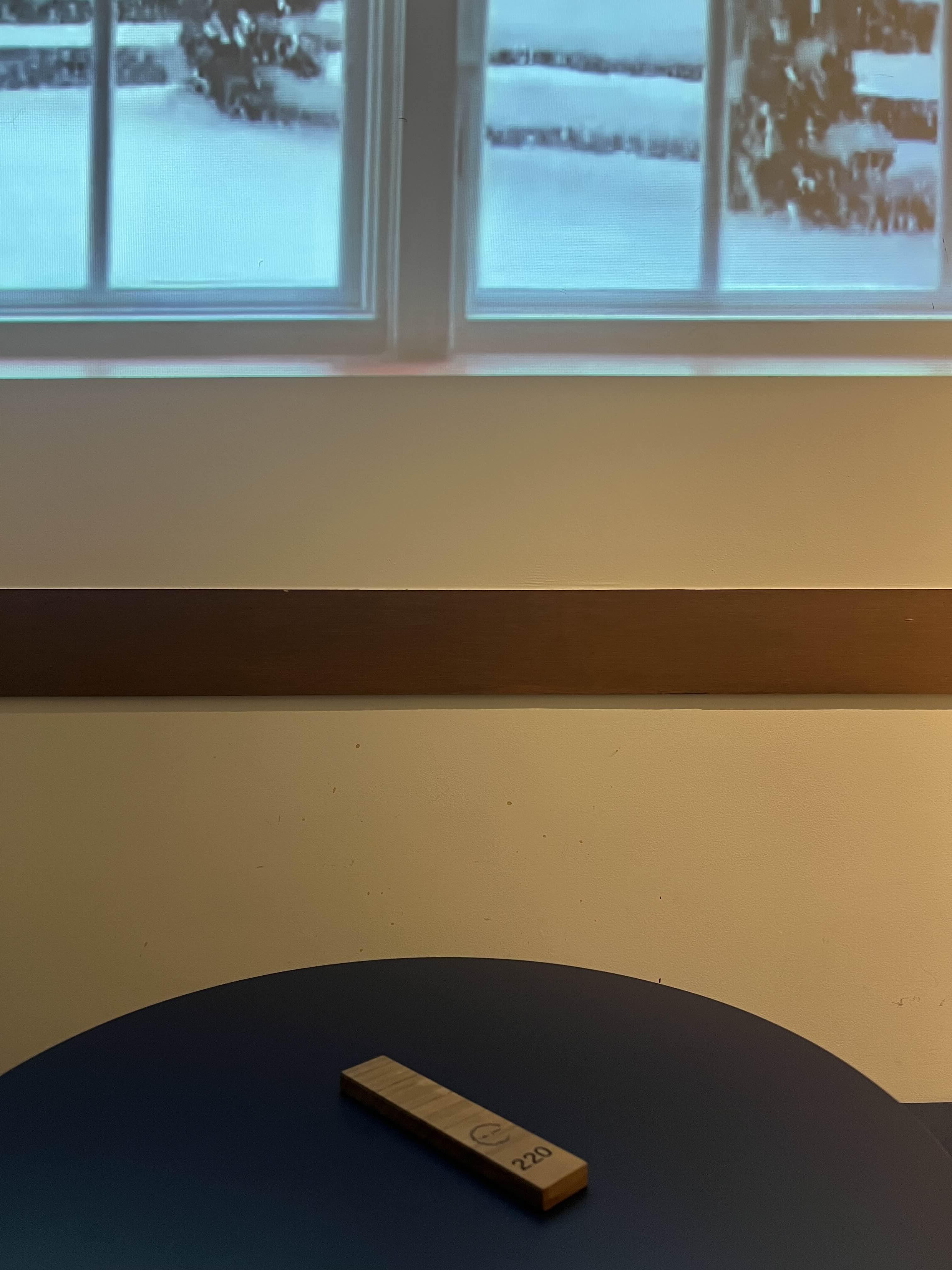 인테리어-테이블-빔프로젝터