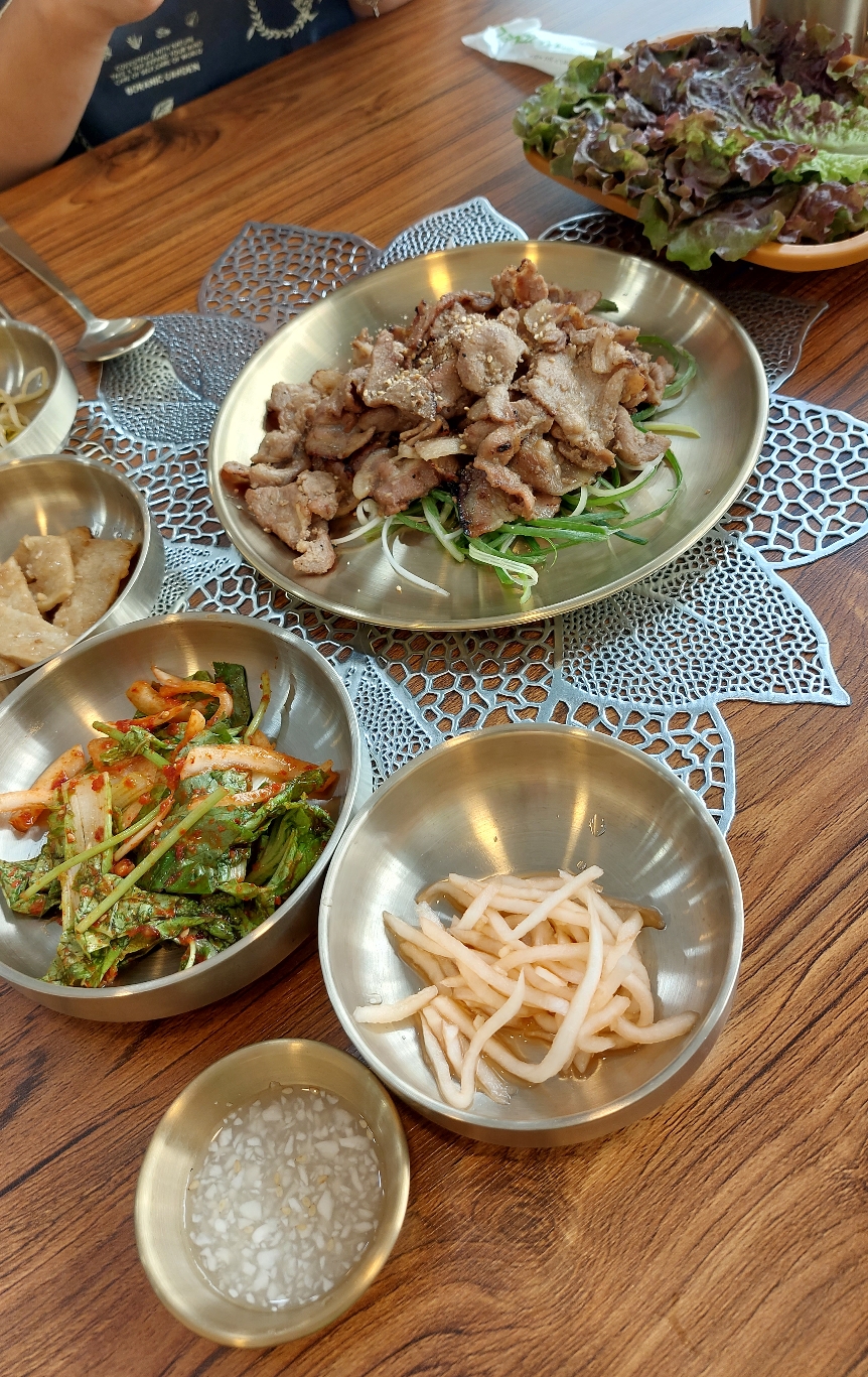 반찬은 전부 다 맛깔스러워요 겉절이가 나와서 좋습니다