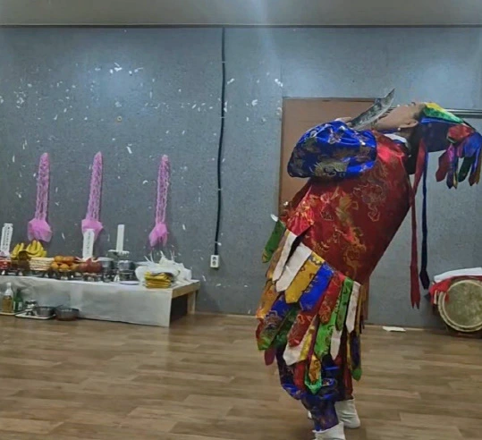 작두굿을 하는 장면