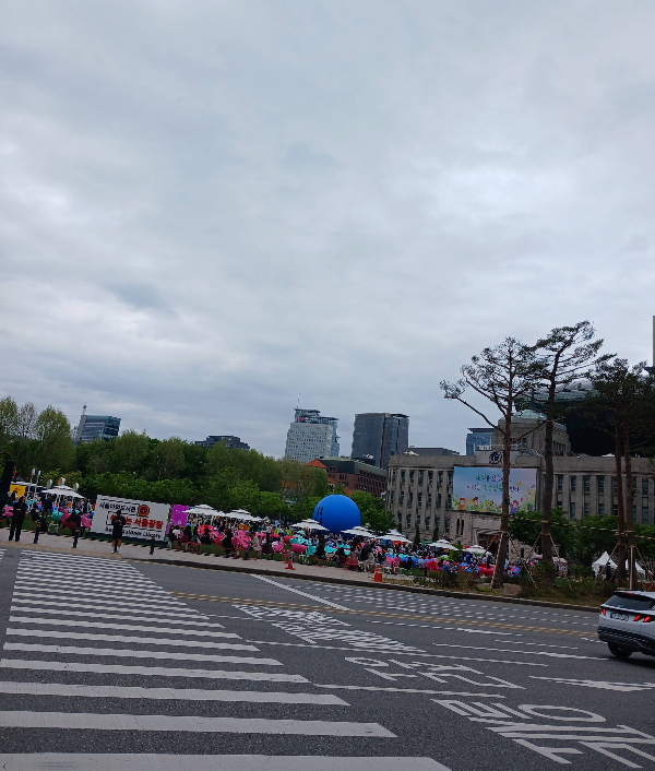 길 건너 시청광장 놀이공간