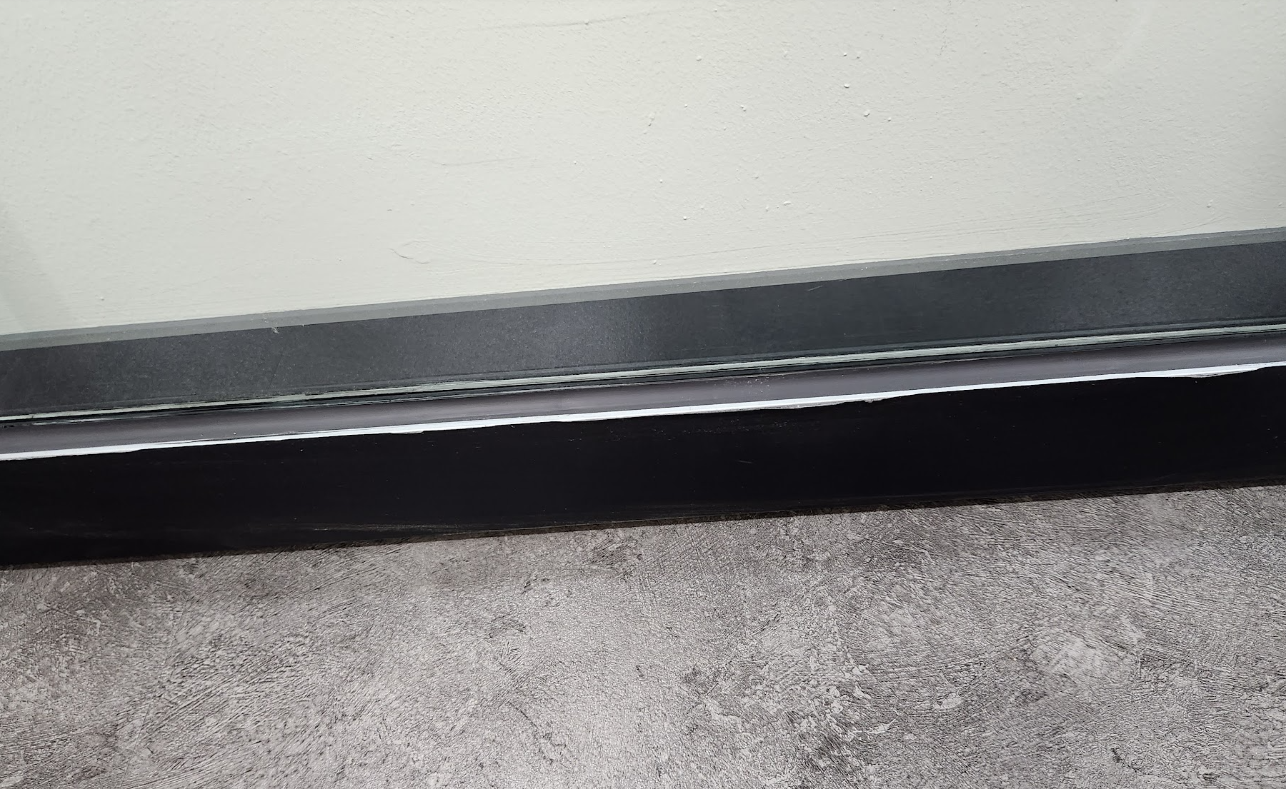 유리문 밑부분 청소 후