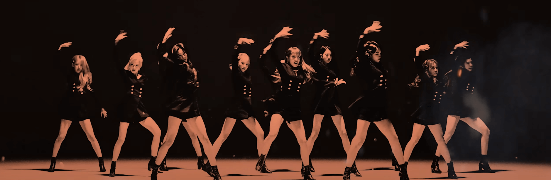 최예나의 'Panorama' 무대장면