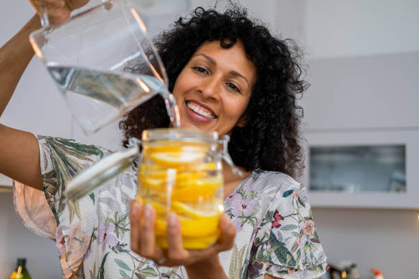 레몬물 효능 사용방법 및 주의사항. 레몬물은 상쾌한 맛과 향으로 알려진 과일 음료인데, 건강과 웰빙에 도움을 주는 이러한 효능으로 인해, 레몬물은 많은 사람들에게 인기를 끌고 있습니다. 이 블로그에서는 레몬물의 효능과 사용법, 주의사항 등을 자세히 알아보겠습니다.