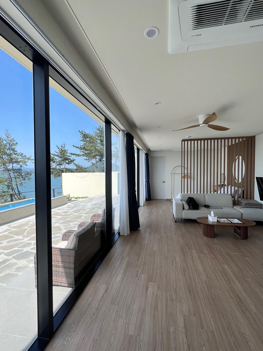 숙소 거실 내부