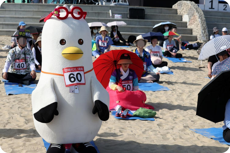 부산 해운대구 해운대해수욕장에서 멍때리기대회에 참가한 부산의 마스코트 캐릭터 '부기'. [사진=연합뉴스, 윜트리]