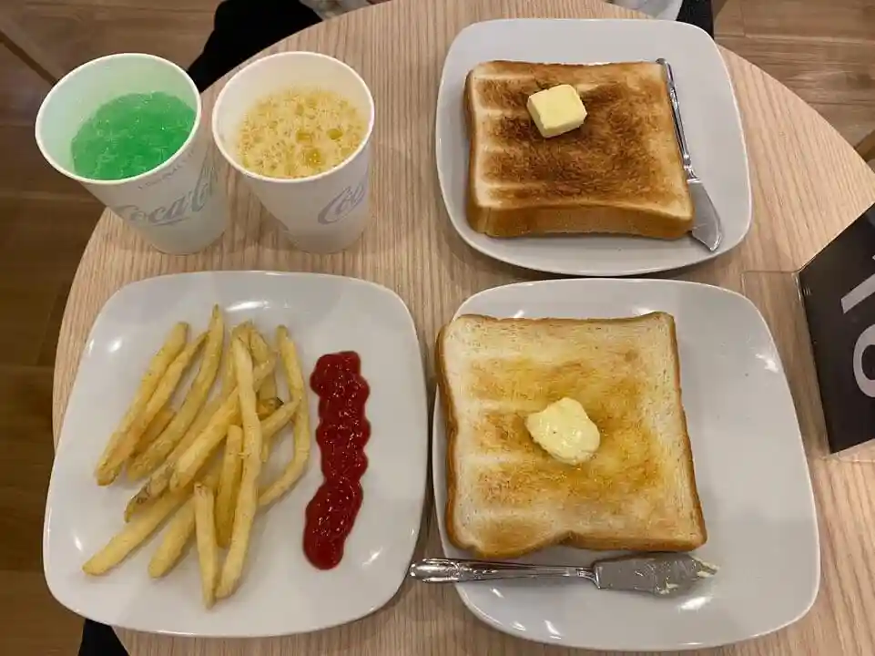 무료 아침 토스트와 감자튀김