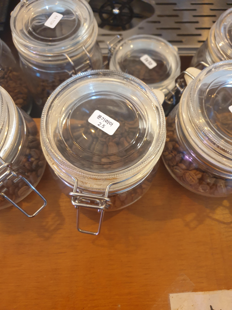 다양한 원두들이 테이블 위에 올려져 있다. 그 중 주문한 문가리아 원두도 있다.