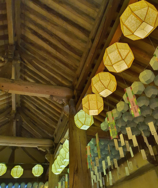 영산전 내부 천장의 등