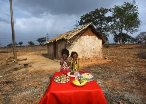 인도 아이들이 눈을 감고 먹고 싶은 음식을 상상하는 모습