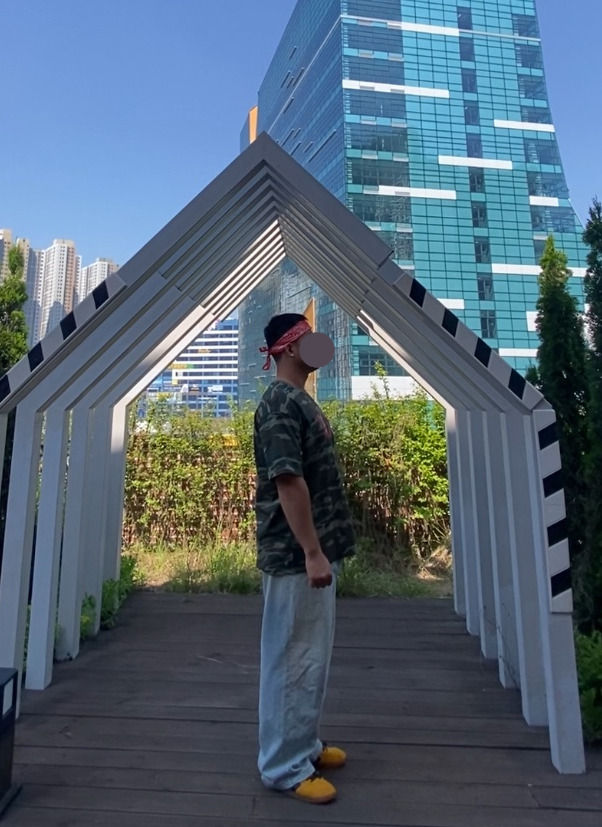 데일리룩('26. 5. 30.)더 노스페이스 반다나 페이즐리 오렌지, 벤힛 카모 카모플라쥬 반팔 티셔츠, 에러스익셉티드 연청 데님팬츠, 컨버스 올스타 클래식 트레이너 옥스 스웨이드