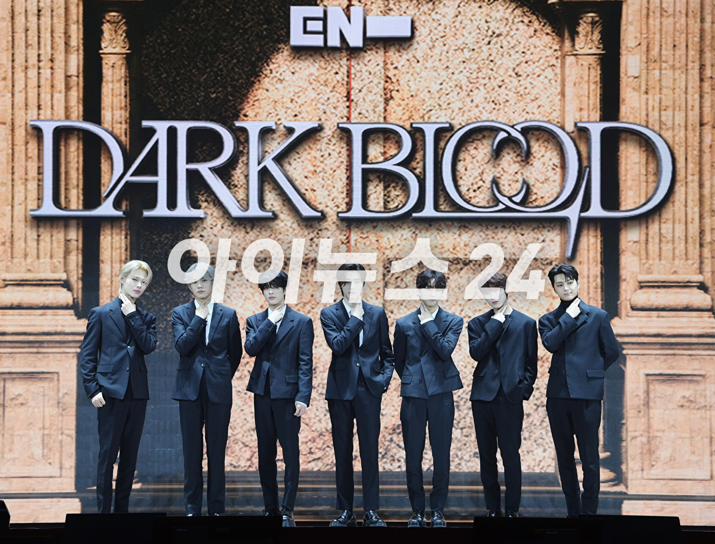 그룹 엔하이픈이 22일 오후 서울 성북구 안암동 고려대학교 화정체육관에서 열린 엔하이픈(ENHYPEN) 미니 4집 '다크 블러드(DARK BLOOD)' 발매 기념 미디어 쇼케이스에서 타이틀곡 '바이트 미' 무대를 선보이고 있다. [사진=정소희 기자]