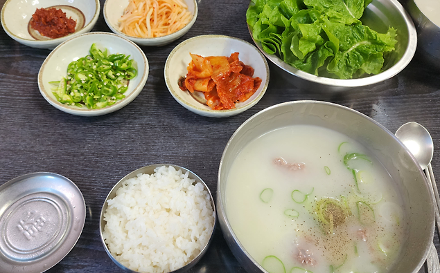 식탁 위 접짝뼈국