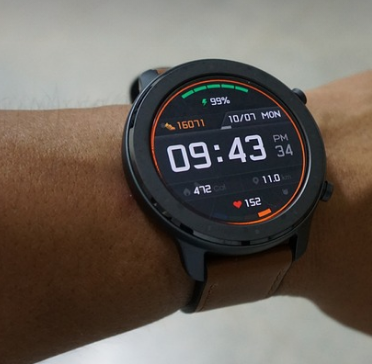 스마트홈 기기를 활용해 삶을 편리하게 만드는 방법 설명을 돕는이미지