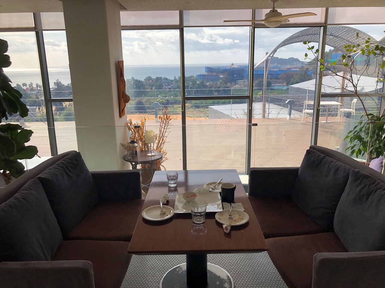 제주봄-카페-식사공간과-바다뷰