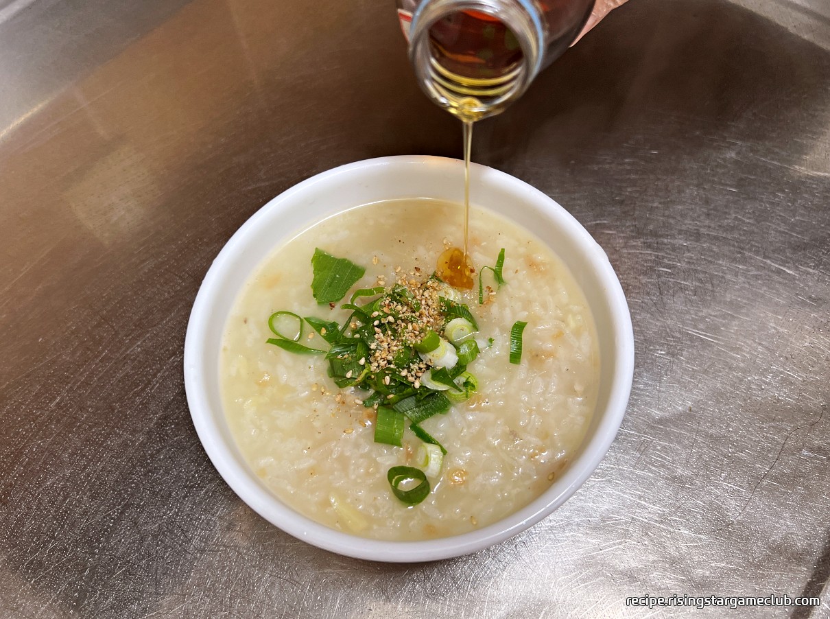 완성된 간단한 치킨 닭죽에 참기름을 두르는 사진