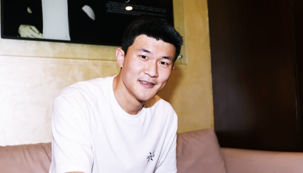 흰티입고-미소짓는-김민재-선수